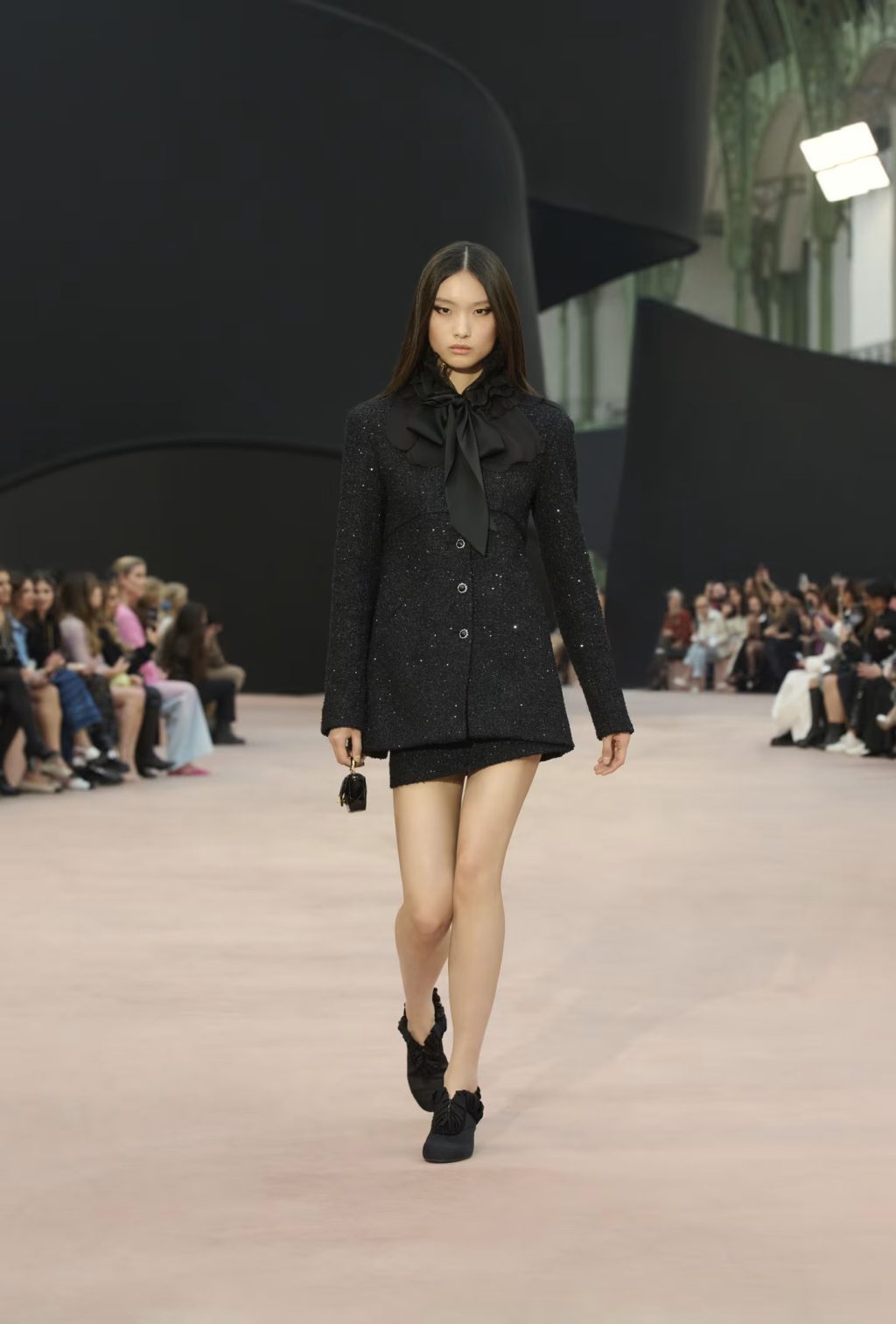 Model carrying Micro Top Handle with Chain – Fall Winter 2025/26