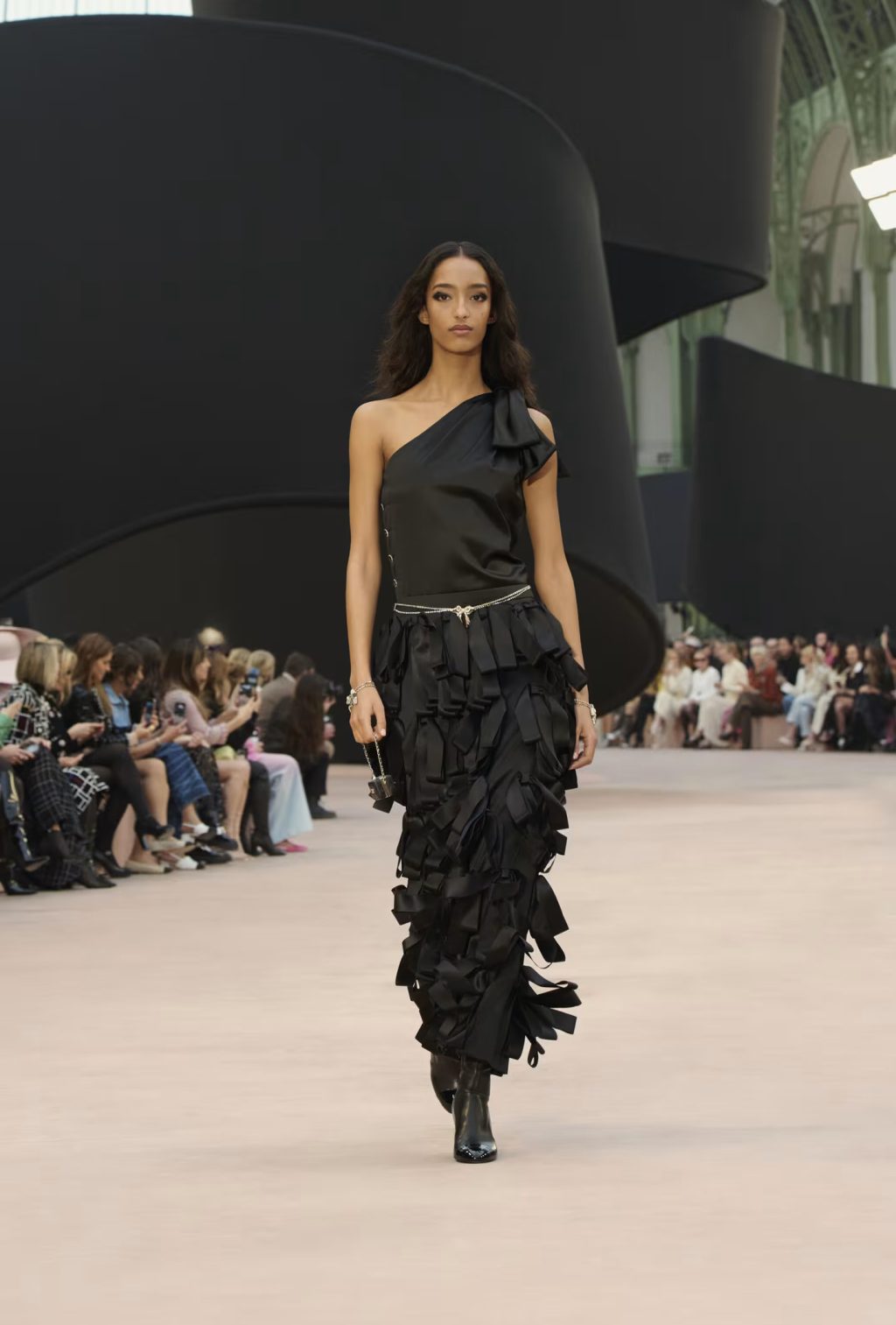 Model carrying Micro Top Handle with Chain – Fall Winter 2025/26