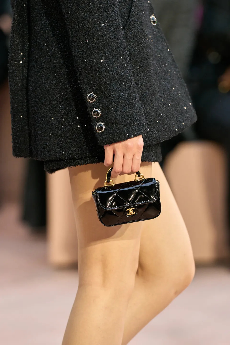 Model carrying Micro Top Handle with Chain – Fall Winter 2025/26